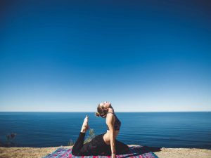 Read more about the article Simple yoga exercises to begin the day and feel refreshed this winter